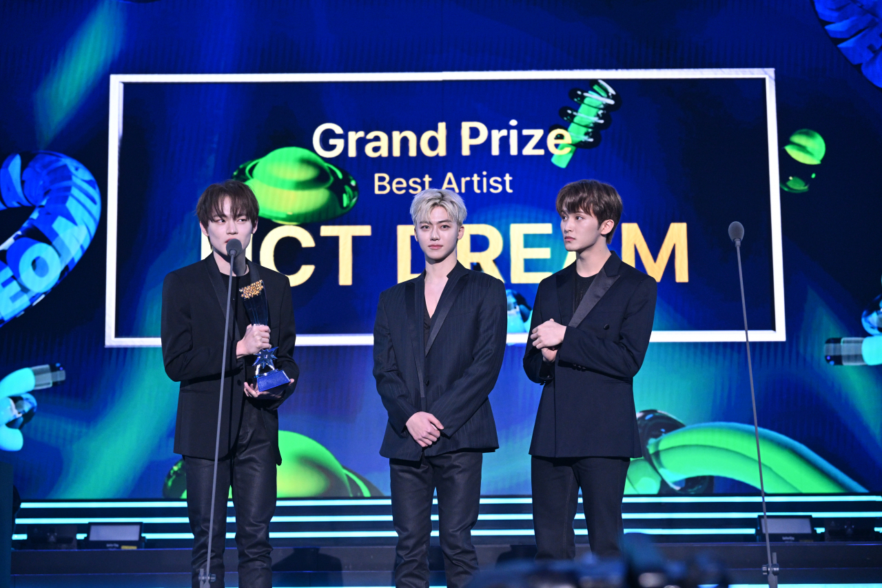 From left: Chenle, Jaemin and Mark of NCT Dream share their remarks receiving the Best Artist award at the 31st Hanteo Music Awards held in Seoul, Sunday. (Hanteo Music Awards)