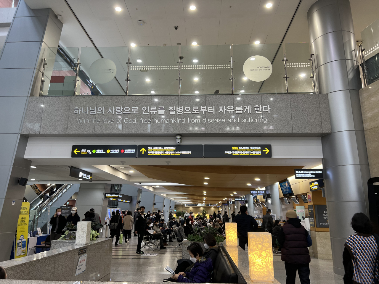 People are seen at the Severance Hospital in Seodaemun-gu, western Seoul, Monday. (Park Jun-hee/The Korea Herald)
