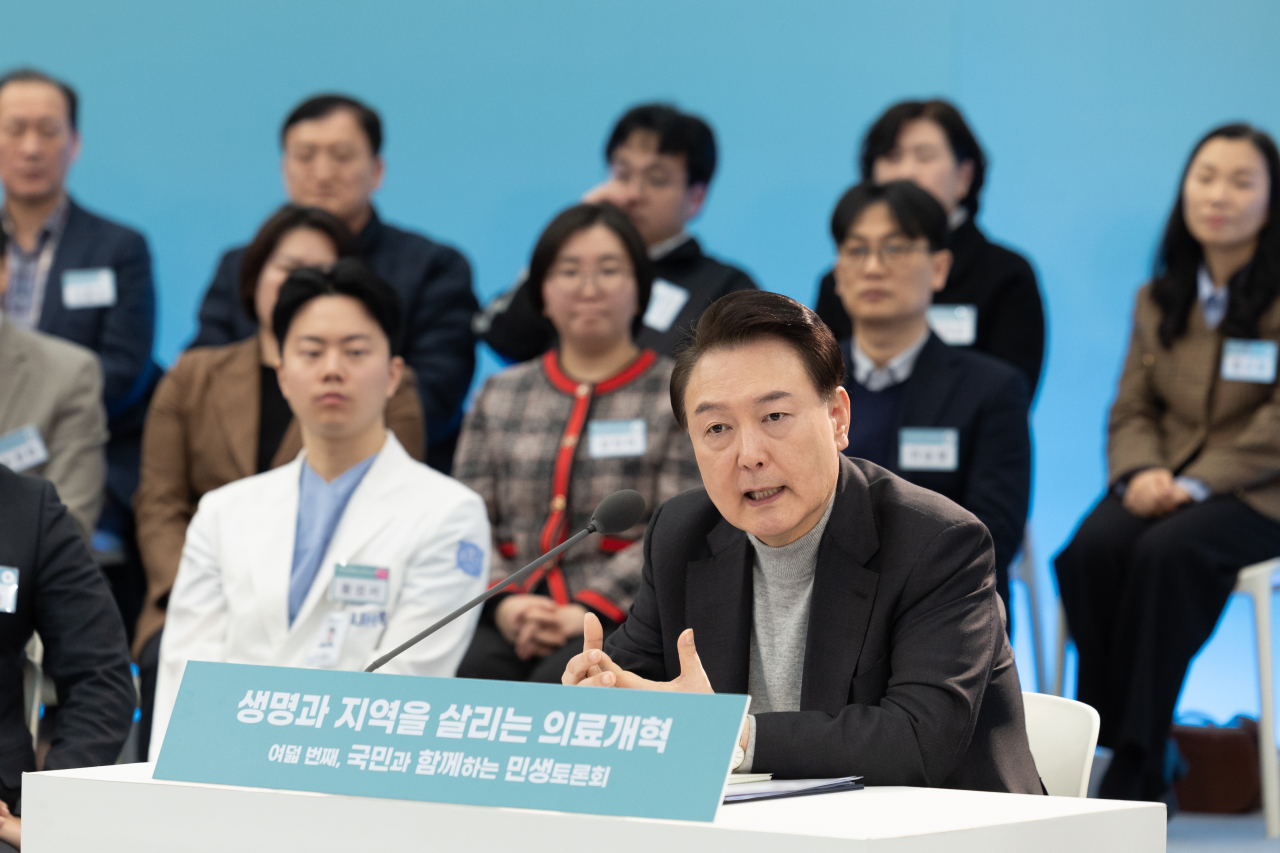 President Yoon Suk Yeol speaks during a government-public debate on medical reform issues at Seoul National University Bundang Hospital in Seongnam, on Feb. 1. (Yonhap)