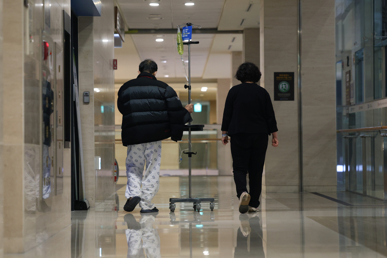 Patients head out of a hospital in Seoul amid medical residents planned to walk out of hospitals to protest against the government's plan to increase the enrollment quota of medical students. (Yonhap)