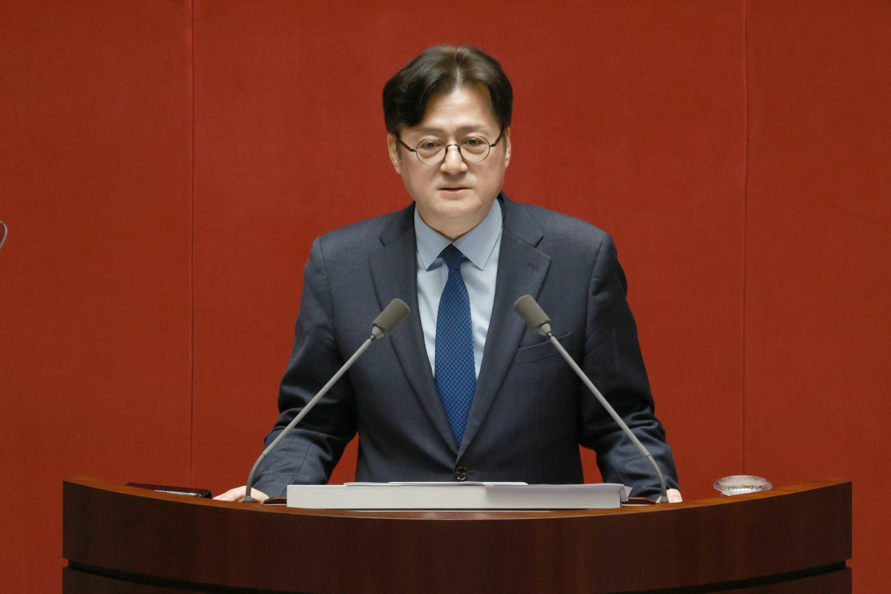 Rep. Hong Ihk-pyo, the floor leader of the main opposition Democratic Party, addresses the National Assembly on Tuesday. (Yonhap)