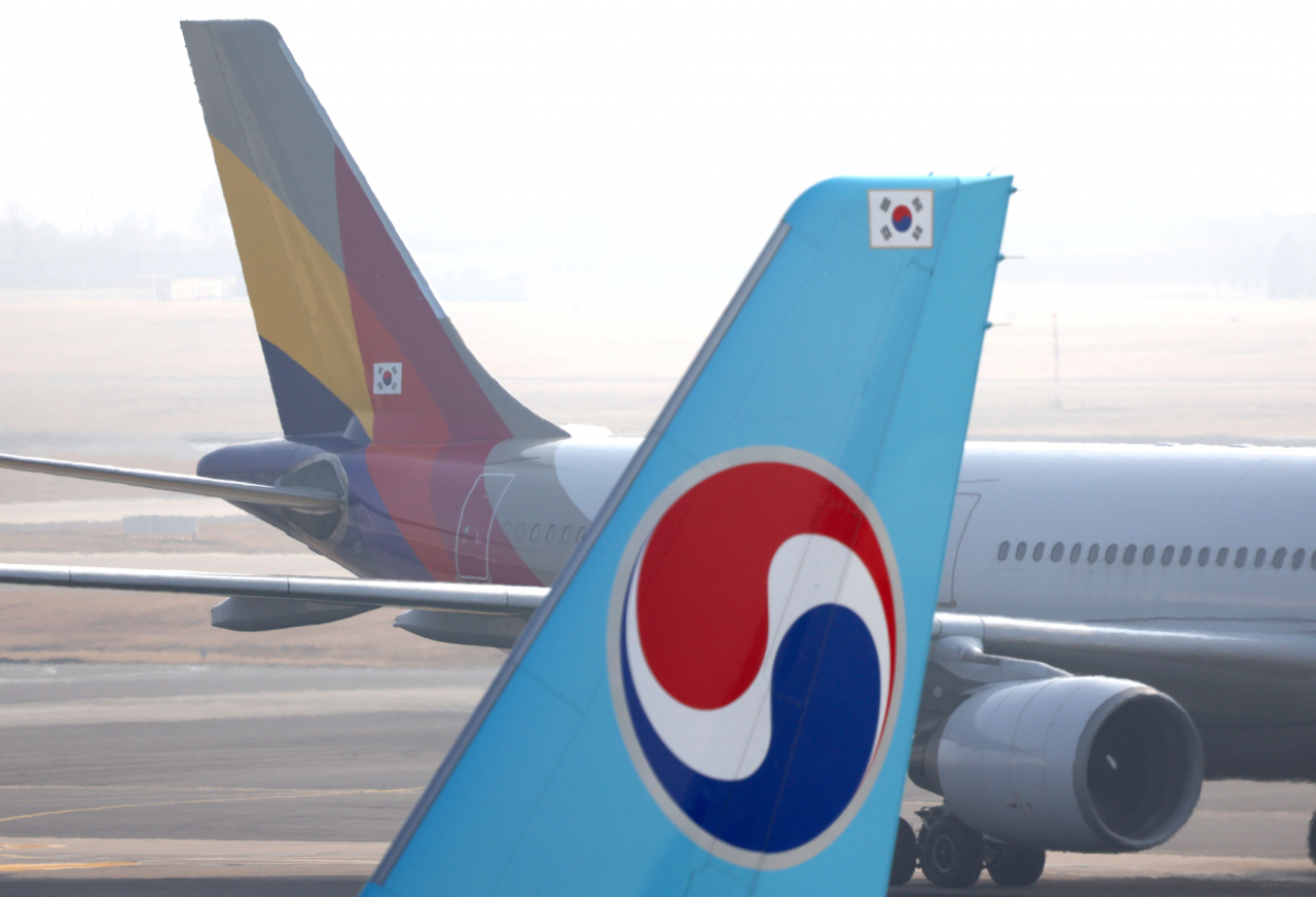 Korean Air and Asiana Airlines aircraft are parked at Incheon Airport. (Newsis)