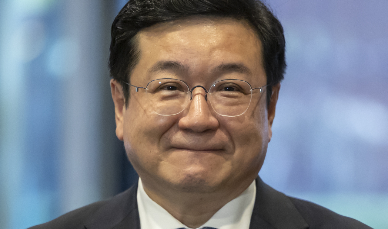 Lee Chan-hee, Chairman of Samsung Group's independent corporate compliance oversight committee, enters Samsung Life Insurance office building in Seoul to attend the first meeting of the committee this year on Tuesday. (Yonhap)