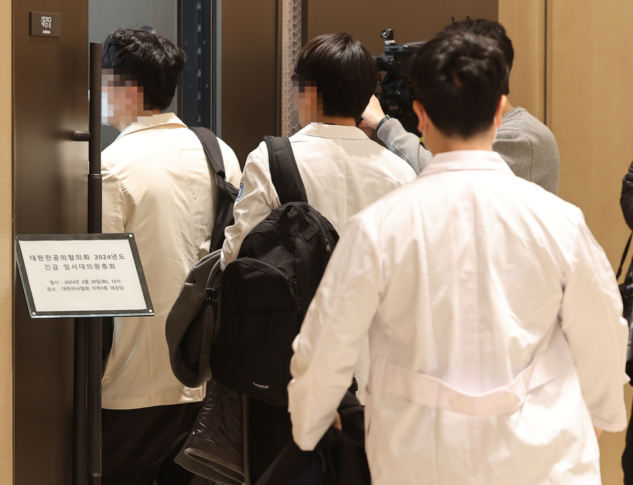 Representatives of trainee doctors, who resigned collectively in protest over a hike in medical school enrollment quotas, gather at the Korea Medical Association building in Seoul on Tuesday. (Yonhap)