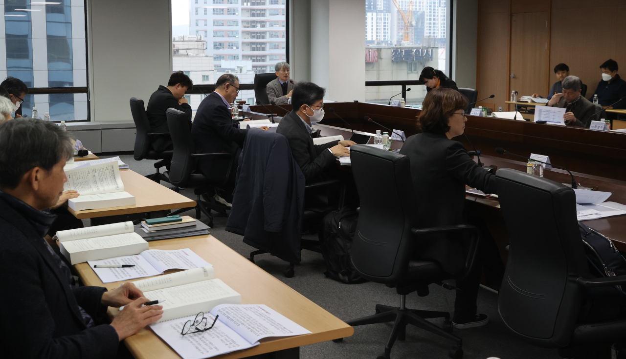 Members of the Truth and Reconciliation Commission, Republic of Korea, participate in a meeting on Feb.6 in Seoul. (Yonhap)