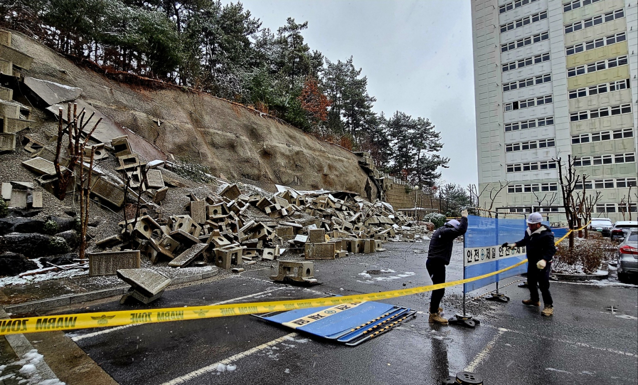A retaining wall at an apartment complex in Taean-gun, South Chungcheong Province, collapsed Thursday. (Yonhap)