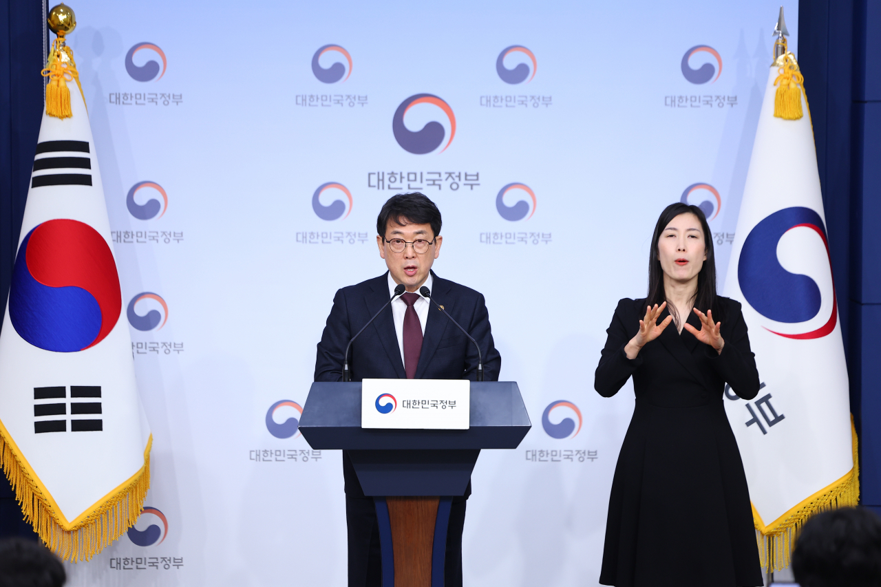 Choi Eung-chon (left), head of the Cultural Heritage Administration, speaks at a briefing at the government complex in Seoul on Thursday. (Yonhap)