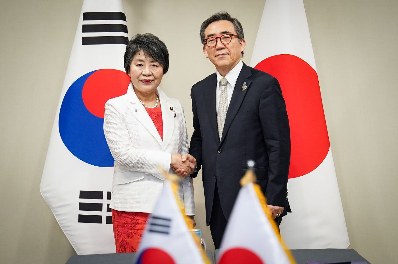 South Korean Foreign Minister Cho Tae-yul (right) shakes hands with his Japanese counterpart, Yoko Kamikawa, as they meet in Rio de Janeiro on Wednesday on the sidelines of G-20 Foreign Ministers' Meeting in Rio de Janeiro, Brazil. (South Korea's Ministry of Foreign Affairs)