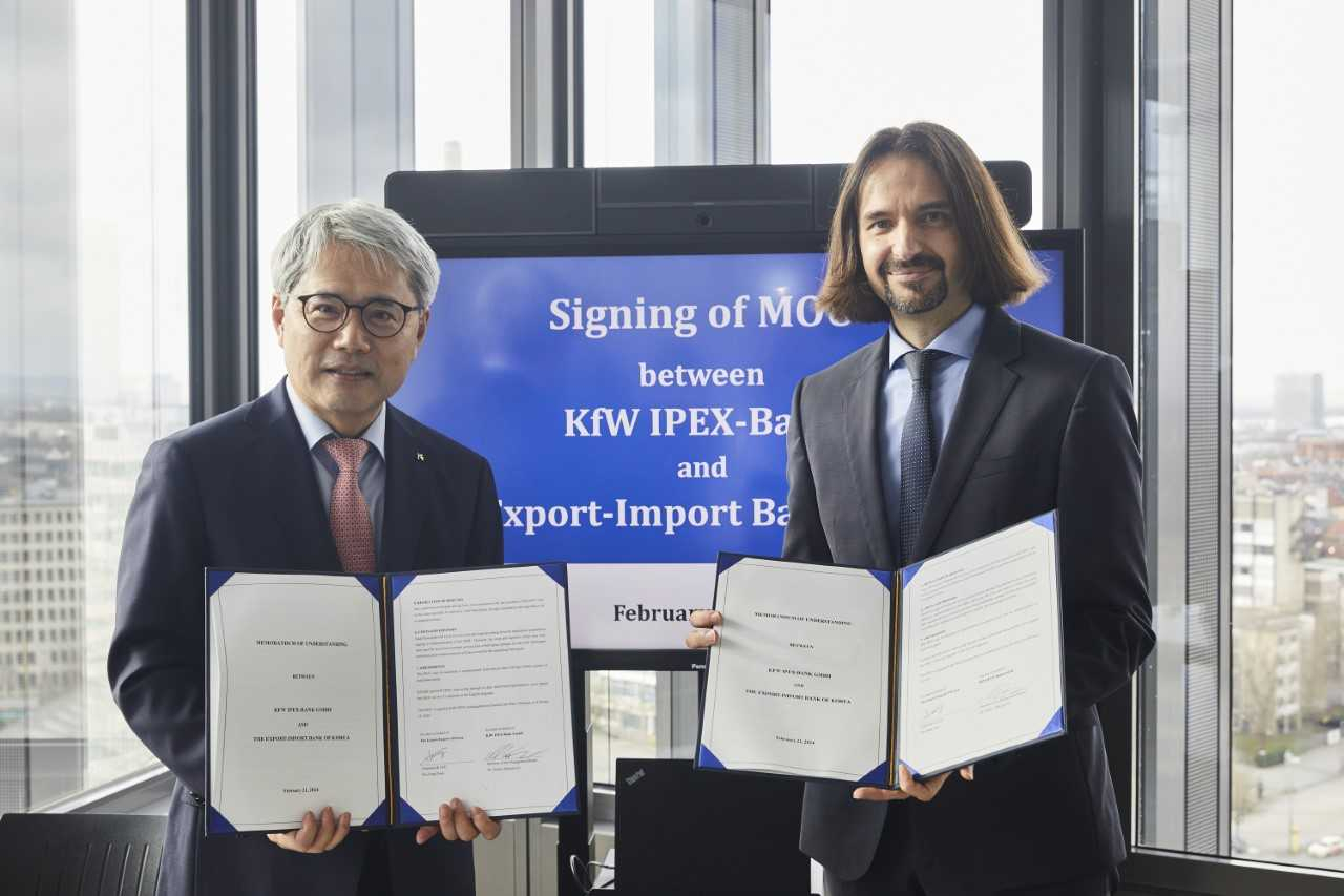 Eximbank Chairman Yoon Hee-sung (left) and Dr. Velibor Marjanovics, board member at KfW IPEX-Bank, pose for a photo during a signing ceremony held at the German state lender’s office in Frankfurt, Wednesday. (Export-Import Bank of Korea)