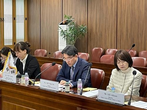 Yoon Chu-sok, director-general for consular affairs and safety at Seoul's foreign ministry, speaks during a meeting with consular officials from Thailand, in Seoul, Thursday. (Ministry of Foreign Affairs)