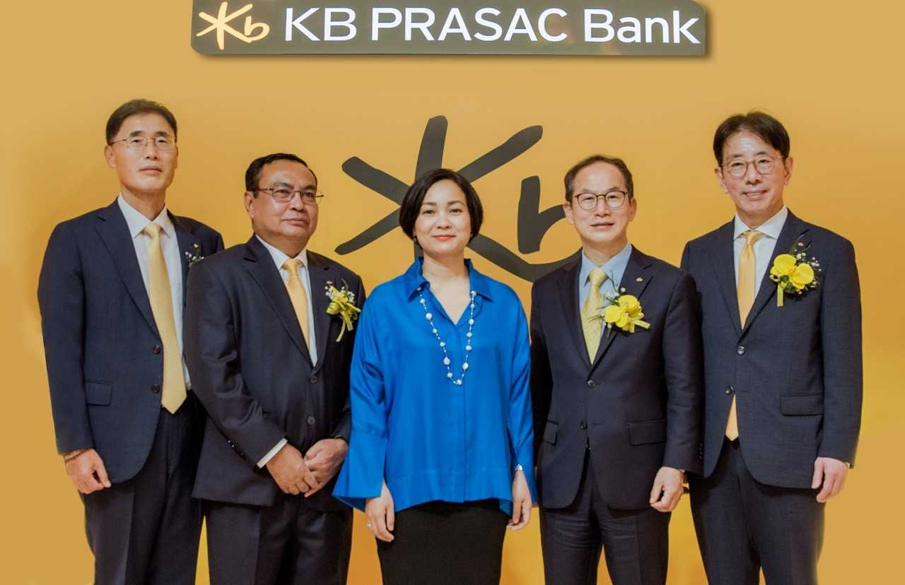 From left: KB Prasac Bank’s vice head, Kim Hyeun-jong, and head, Oum Sam Oeun, National Bank of Cambodia Governor Chea Serey, KB Financial Group Chairman Yang Jong-hee and KB Kookmin Bank CEO Lee Jae-keun pose for a photo at the opening ceremony of the unit held in a hotel in Phnom Penh, Cambodia on Friday. (KB Financial Group)