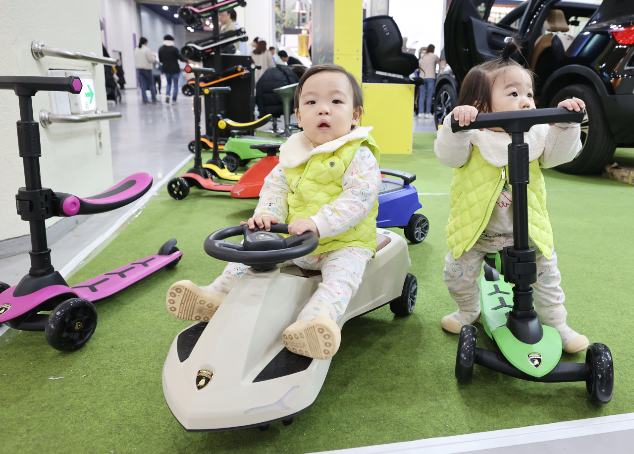 Children play at the 45th BeFe Babyfair for baby products held at COEX in Gangnam-gu, southern Seoul on Feb. 15. (Yonhap)