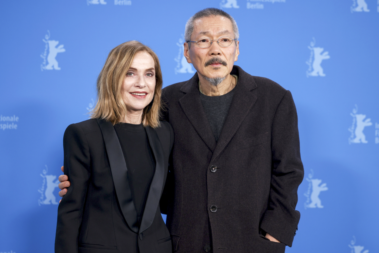 French actress Isabelle Huppert (left) and South Korean director Hong Sang-soo pose at a photocall during the 74th Berlin International Film Festival in Berlin, Feb. 19. (EPA-Yonhap)