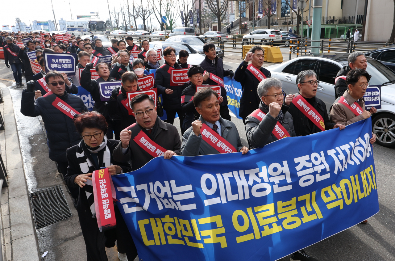Korean Medical Association take to the streets on Sunday heading to the presidential office in Yongsang, chanting 