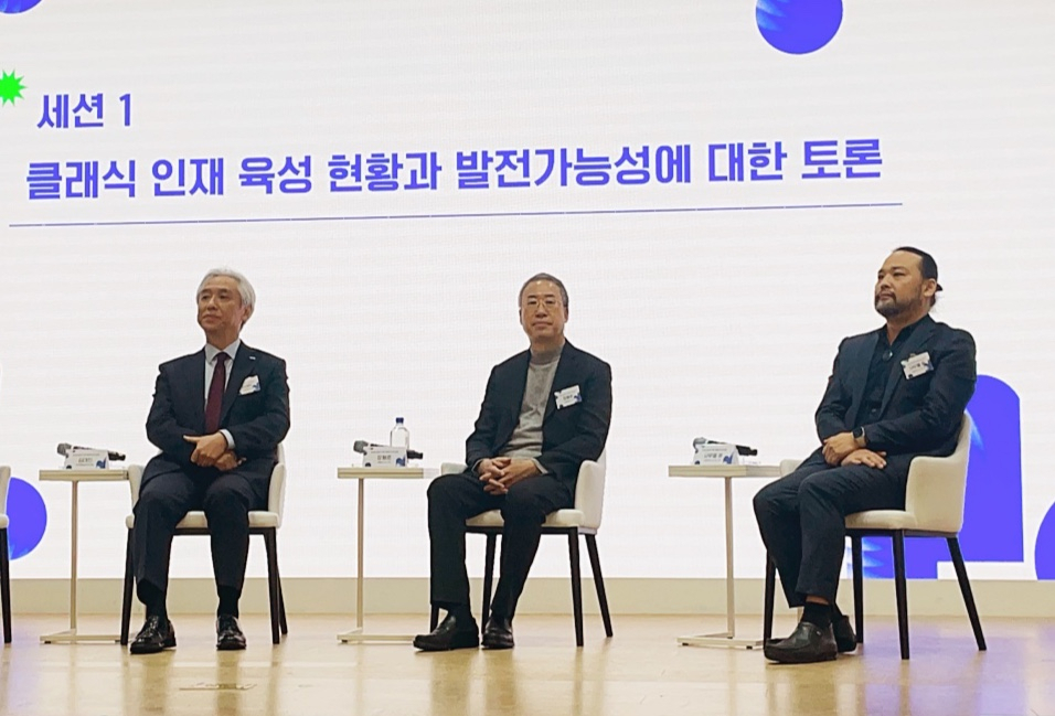 (From left) Pianist Kim Dae-jin, president of the Korea National University of Arts; Chang Hyoung-joon, pianist and president of the Seoul Arts Center; and bass-baritone and Seoul National University professor Samuel Youn participate in a forum, discussing how to foster classical music talent in the country, on Friday at Ondream Society in Myeongdong, Jung-gu, Seoul. The forum was organized by the Chung Mong-Koo Foundation. (Park Ga-young/The Korea Herald)