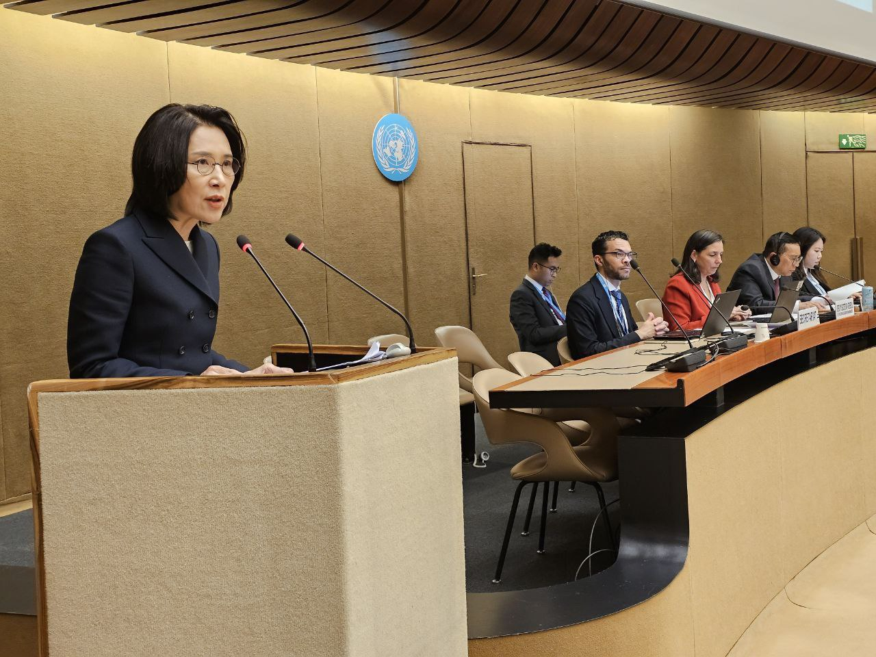Second Vice Foreign Minister Kang In-sun (left) delivers her speech at the high-level segment of the UN Conference on Disarmament in Geneva on Monday. (Ministry of Foreign Affairs)