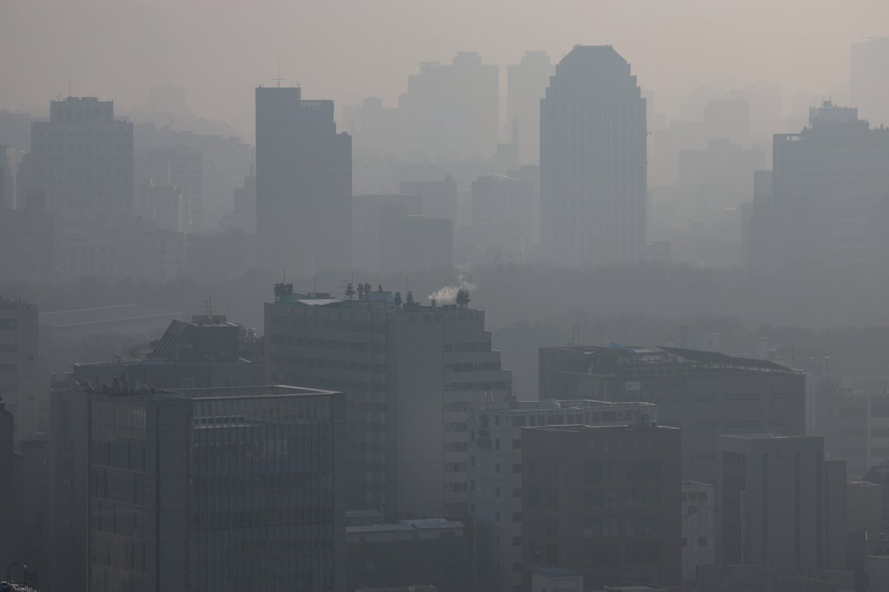 Fine dust covers Seoul as an ultrafine dust warning was issued in the city on Feb. 12. (Yonhap)