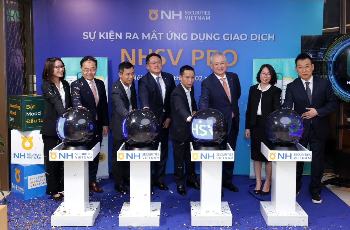 NH Investment & Securities CEO Jeong Young-chae(third from right) and company officials pose for a photo during the launching ceremony of NHSV Pro in Hanoi, Vietnam, Monday. (NH Investment & Securities)