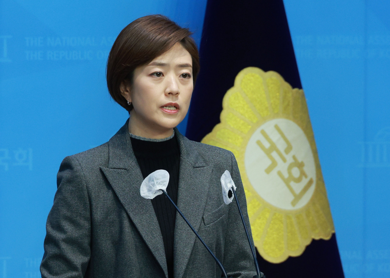 Rep. Ko Min-jung of the main opposition Democratic Party, declares her resignation as a member of the party's Supreme Council during a news conference at the National Assembly in Seoul on Tuesday, denouncing the party's alleged 
