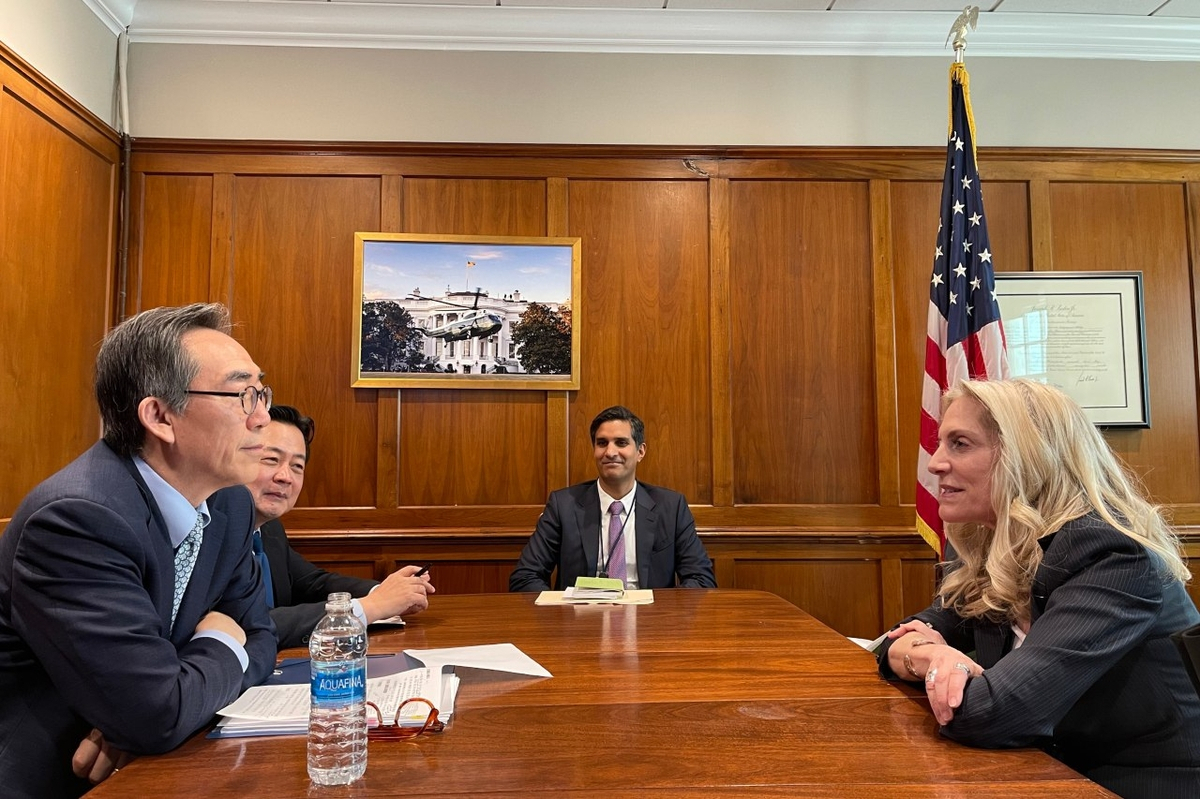 South Korean Foreign Minister Cho Tae-yul (Left) talks with Lael Brainard, director of the National Economic Council, at the White House in Washington on Tuesday. (Foreign ministry)