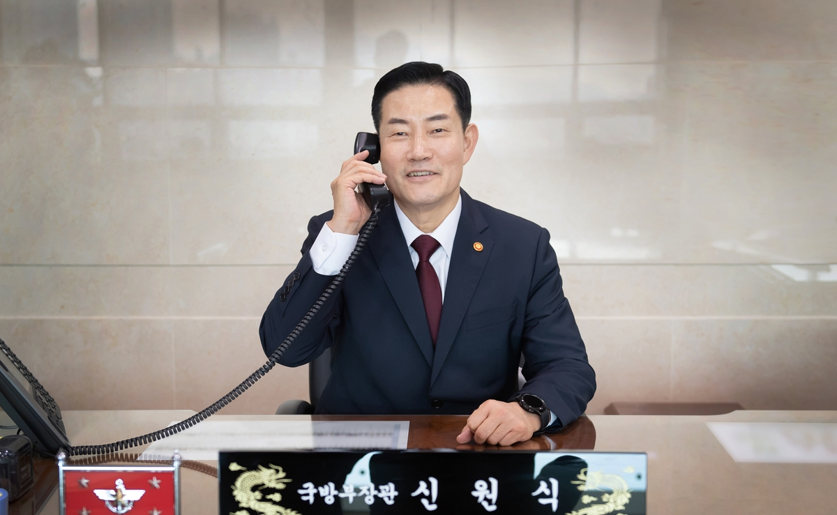 Defense Minister Shin Won-sik talks over the phone in this photo provided by his office on Wednesday. (Yonhap)