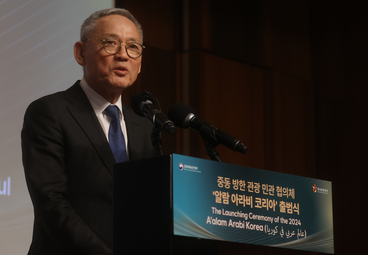 Culture, Sports and Tourism Minister Yu In-chon speaks at a ceremony marking the launch of Aalam Arabi Korea at The Shilla Seoul in Jung-gu, central Seoul, on Wednesday. (Yonhap)