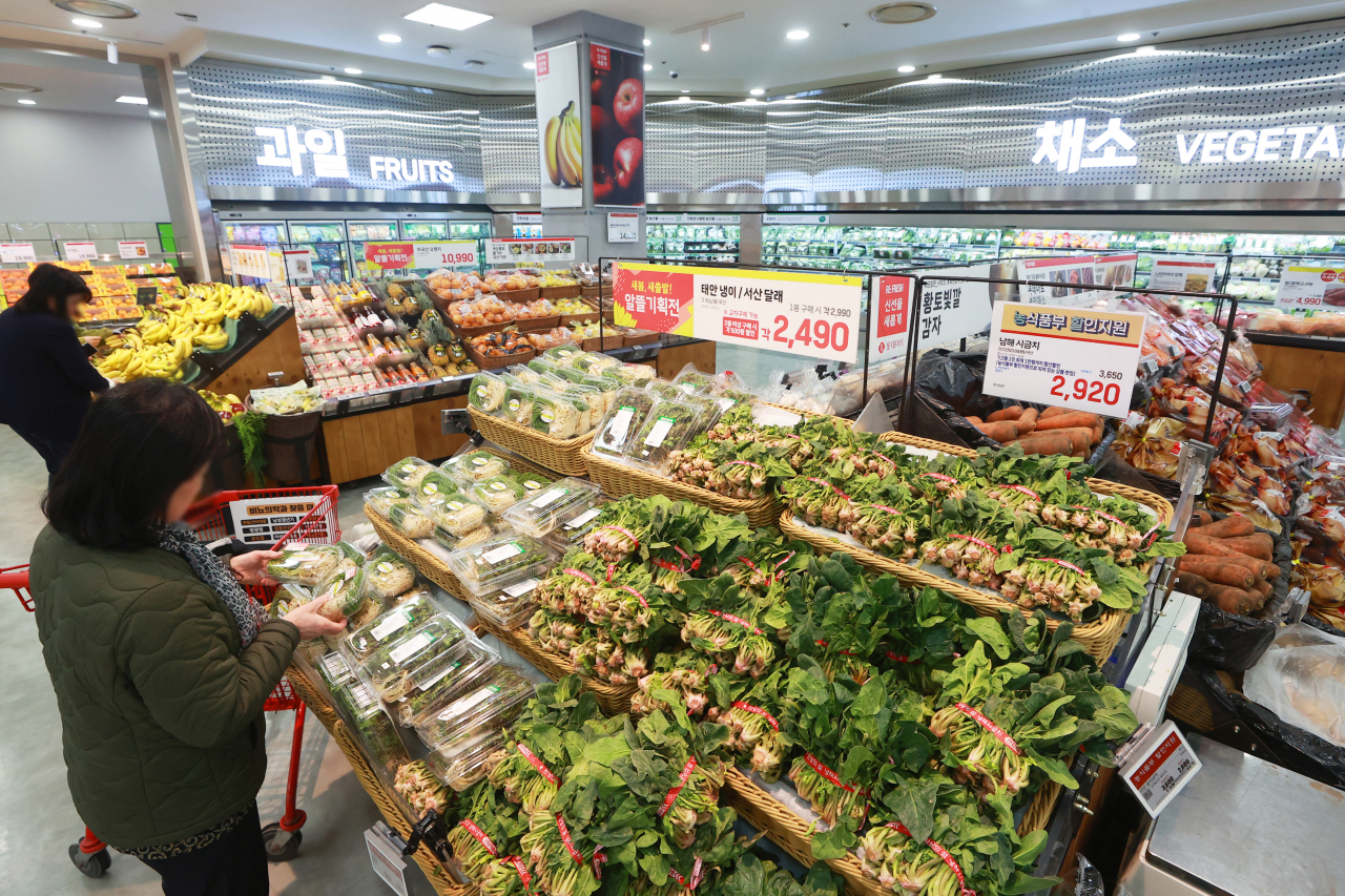 Customers shop at a major discount chain store in Seoul on Wednesday. (Yonhap)