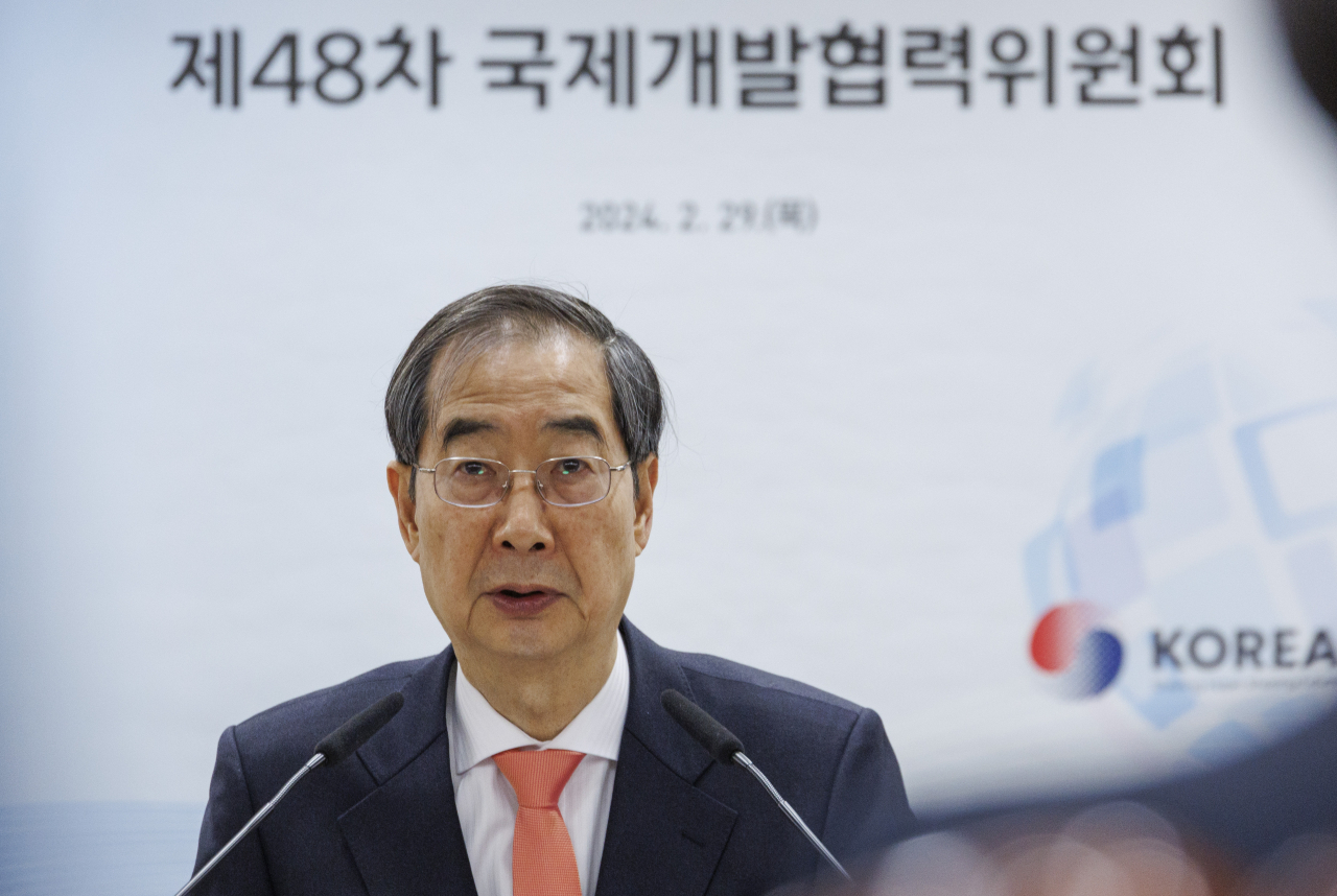 Prime Minister Han Duck-soo speaks during a meeting of the government committee on official development assistance at the government complex in Seoul on Thursday. (Yonhap)