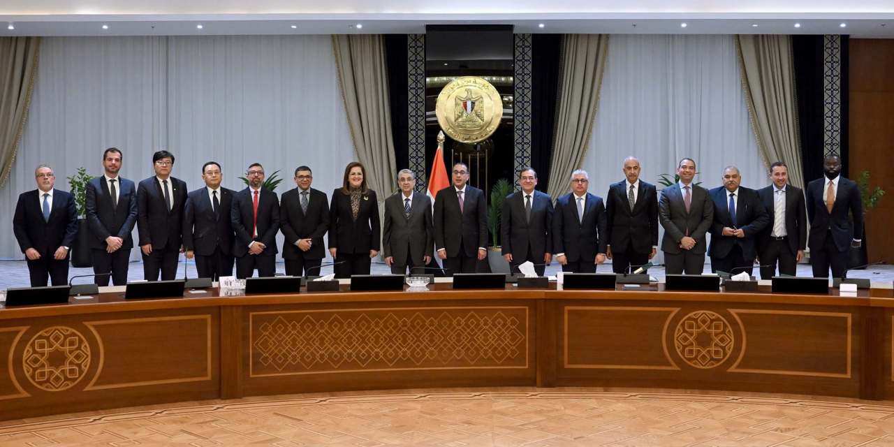 Bae Sung-joon, the head of SK Ecoplant's energy business (fourth from left); Wang Zhi (third from left) the head of CSCEC's North Africa office; and Mostafa Madbouly (ninth from left), the prime minister of Egypt pose for a photo at the prime minister's office in Cairo, Wednesday. (SK Ecoplant)
