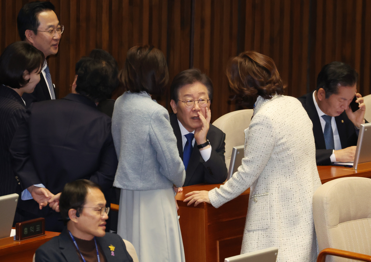 Democratic Party of Korea chair Rep. Lee Jae-myung (third from right) speaks with fellow party lawmakers during a plenary session at the main hall of the National Assembly on Thursday. (Yonhap)