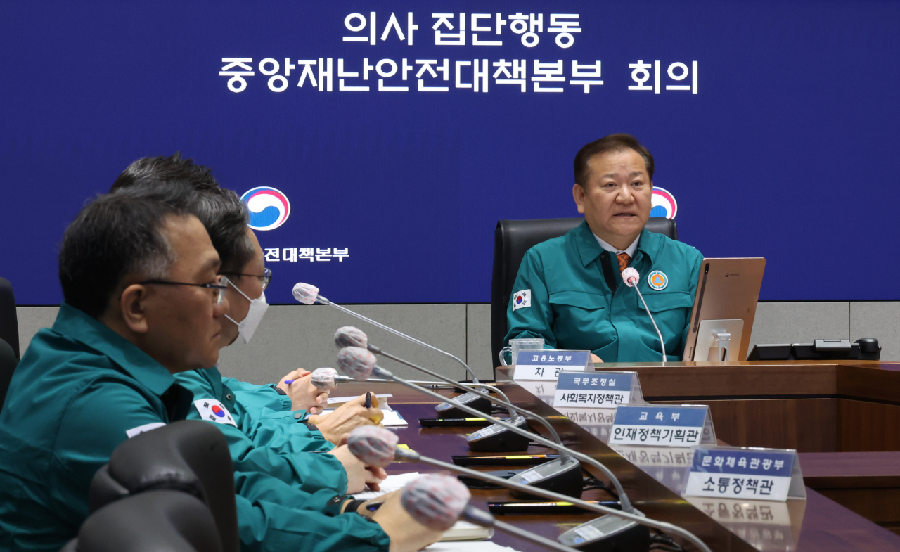 Interior Minister Lee Sang-min speaks during an emergency response meeting on Thursday. (Yonhap)
