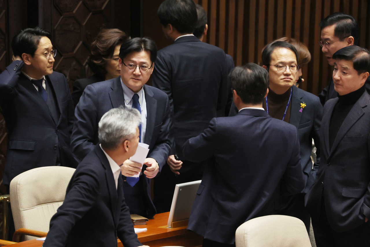 The main opposition Democratic Party lawmakers discuss after the special investigation proposals have been scrapped at the National Assembly in Seoul on Thursday. (Yonhap)