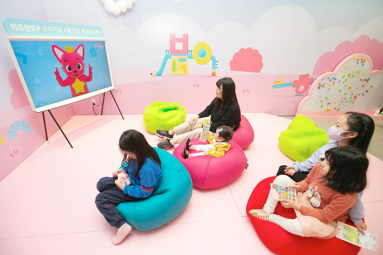 Visitors watch a Hangeul-themed animation at Pinkfong Hangeul Playground's media zone at The Hyundai Seoul in Yeongdeungpo-gu, western Seoul. (Pinkfong Company)