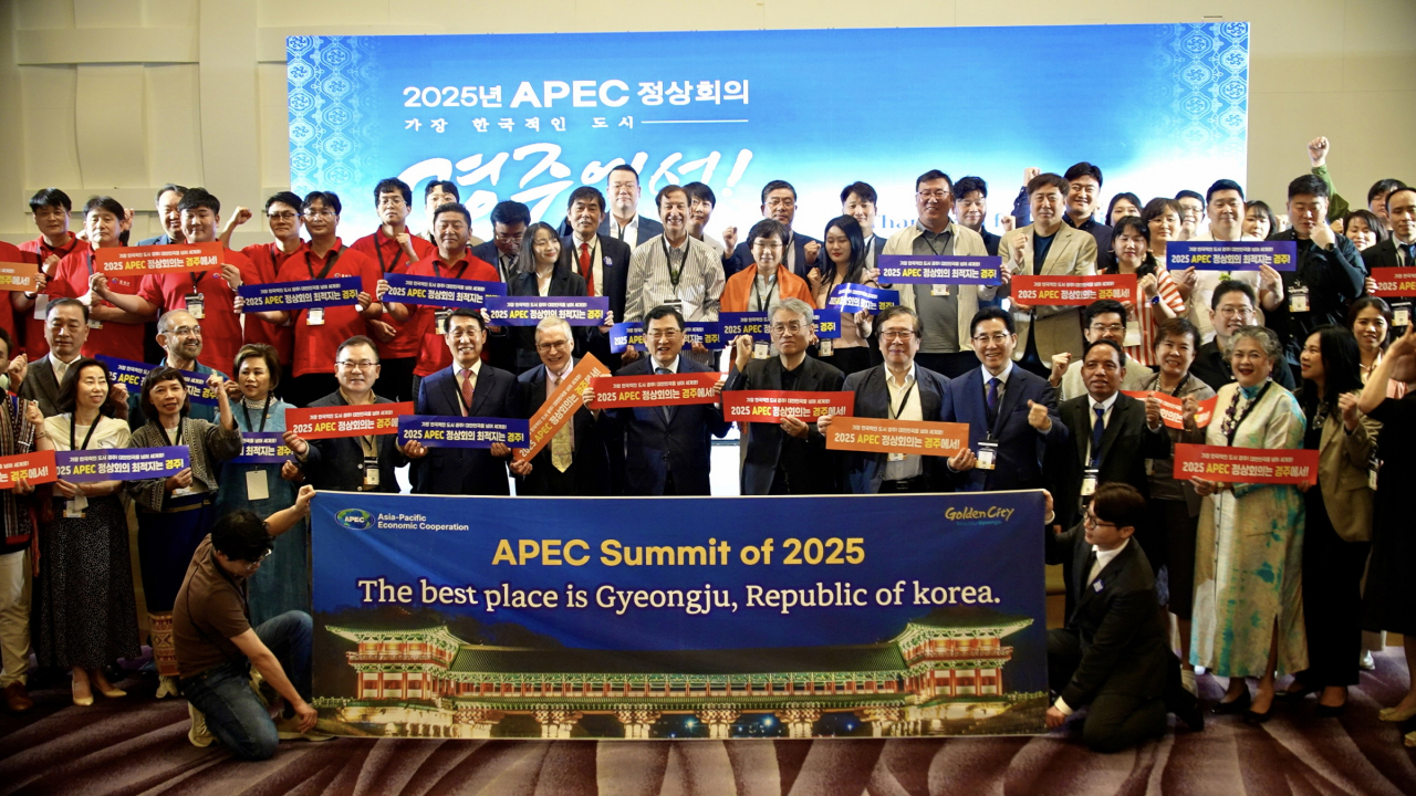 Gyeongju Major Joo Nak-young (center) and Asia Festival City Conference participants join promote the 2025 APEC Summit to be held in Gyeongju at the Asia Festival City Conference in Pattaya, Thailand. (Gyeongju City)