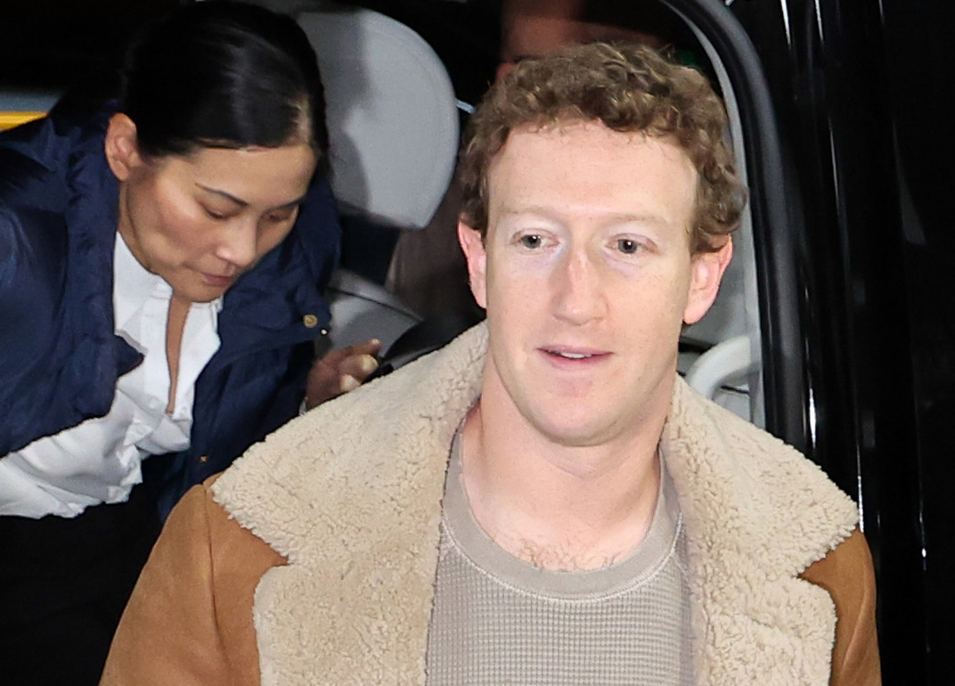 Meta CEO Mark Zuckerberg enters LG Twintower at the LG Electronics headquarters building in Seoul on Thursday. (Yonhap)