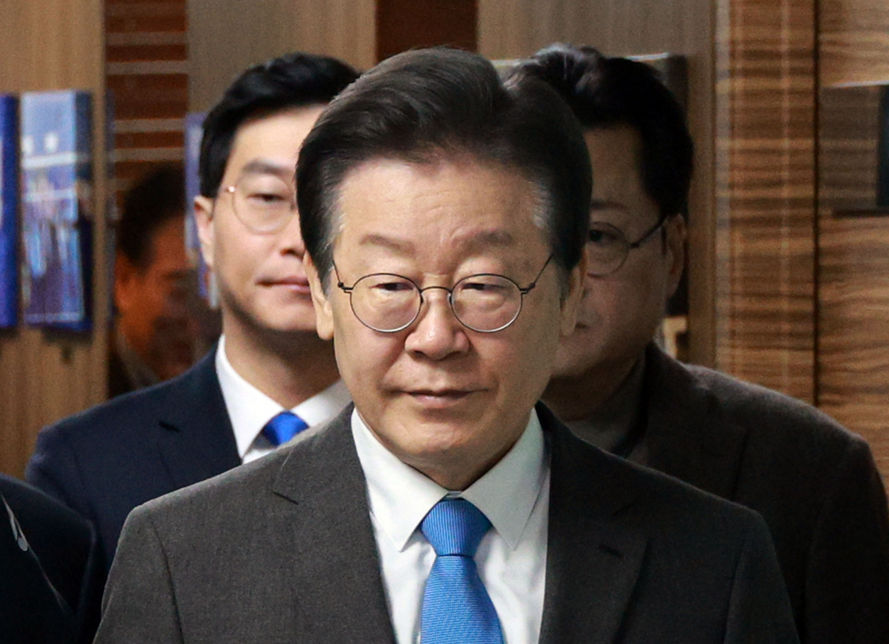 Democratic Party of Korea Chairman Rep. Lee Jae-myung (center) enters the meeting of the party's supreme council at the National Assembly in Seoul on Wednesday. (Yonhap)