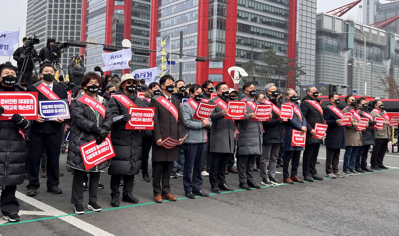 A group of doctors from across the nation gather at Yeouido Hangang Park, western Seoul, Sunday to protest against the government’s decision to drastically raise the medical school enrollment quota. (Park Jun-hee/The Korea Herald)