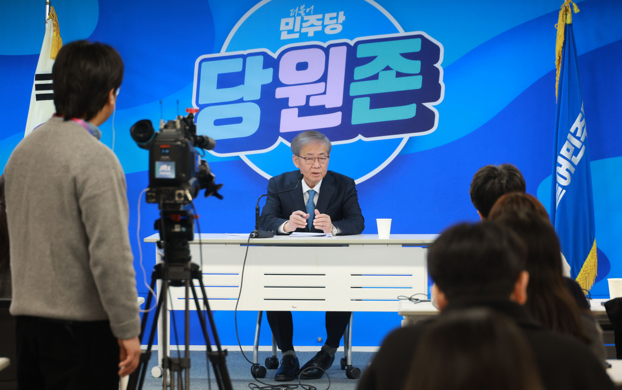 The Democratic Party of Korea's nomination committee chief Im Hyug-baeg makes candidate announcements for the April 10 general election at the party headquarters in western Seoul on Saturday. (Yonhap)
