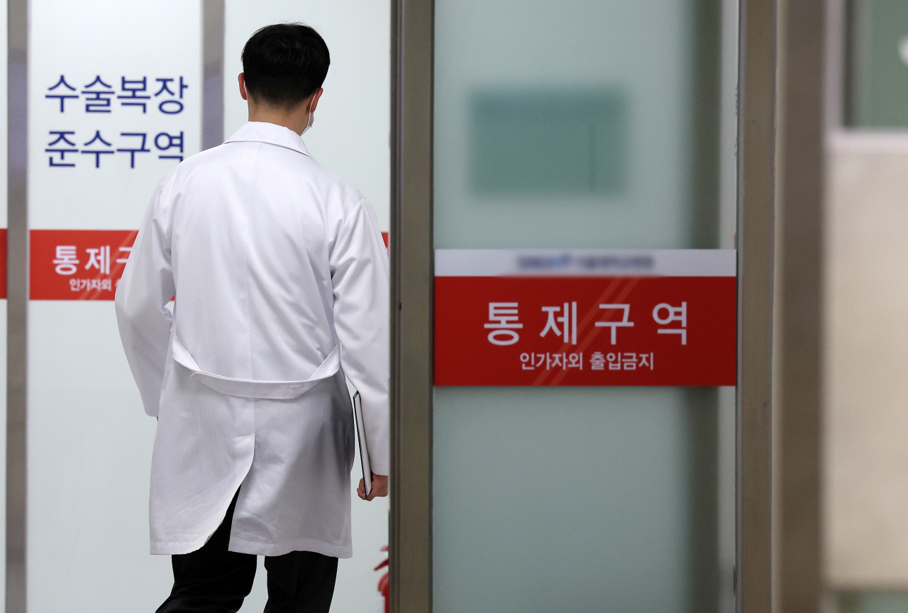 A doctor walks into an operating room at one of the major hospitals in Seoul on Feb. 27. (Newsis)
