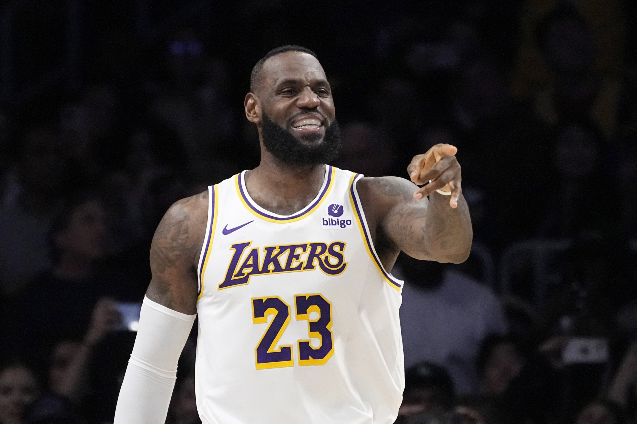 Los Angeles Lakers forward LeBron James gestures during the first half of an NBA basketball game against the Denver Nuggets Saturday in Los Angeles. (AP-Yonhap)