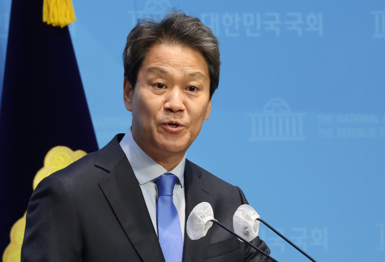 Former chief presidential secretary Im Jong-seok of the main opposition Democratic Party holds a news conference at the National Assembly in Seoul on Wednesday. (Yonhap)