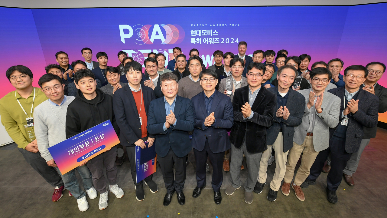 Hyundai Mobis officials pose for a photo at its patent awards held at the firms' technical center in Yongin, Gyeonggi Province, on Thursday. (Hyundai Mobis)