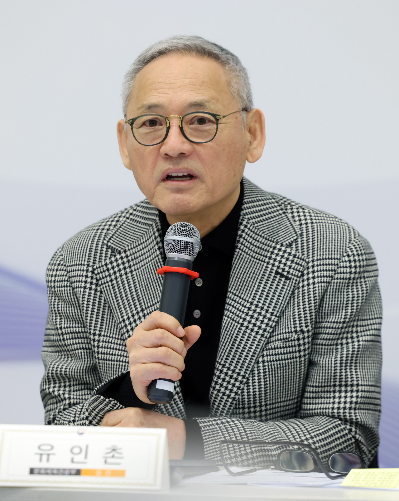 Yu In-chon, the minister of Culture, Sports and Tourism, speaks during a meeting on easing regulations in the culture and arts, tourism and sports sectors at the Seoul branch of the National Museum of Modern and Contemporary Art on Monday. (MCST)
