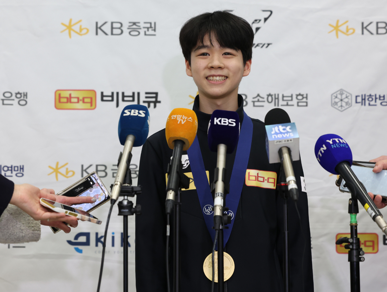 After returning to Korea on Monday, South Korean figure skater Seo Min-kyu answers reporters' questions at the Incheon International Airport. (Yonhap)