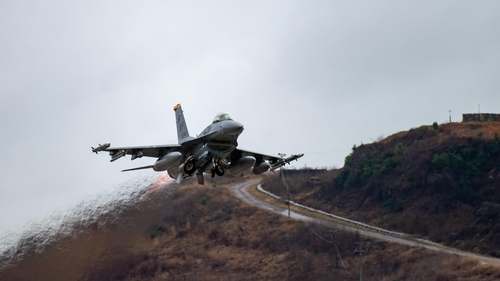 A U.S. F-16 fighter jet assigned to the 8th Fighter Wing takes off at Kunsan Air Base in Gunsan, 178 kilometers south of Seoul, on Feb. 22, to take part in the multinational Cobra Gold exercise in Thailand, in this photo captured from the unit's website. (Yonhap)