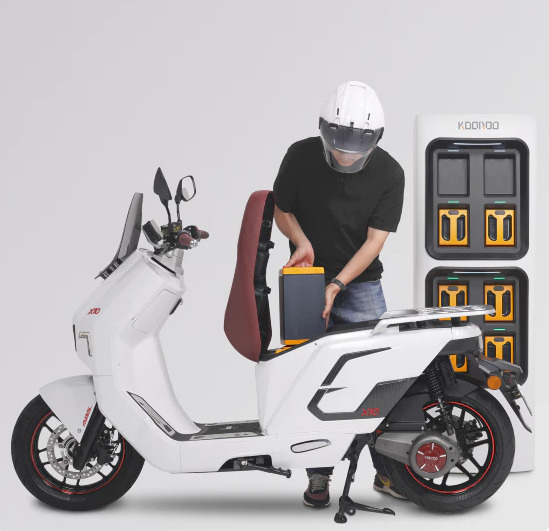 A delivery rider at a KooRoo station swaps a spent battery with a fresh one to power his electric scooter. (LG Energy Solution)