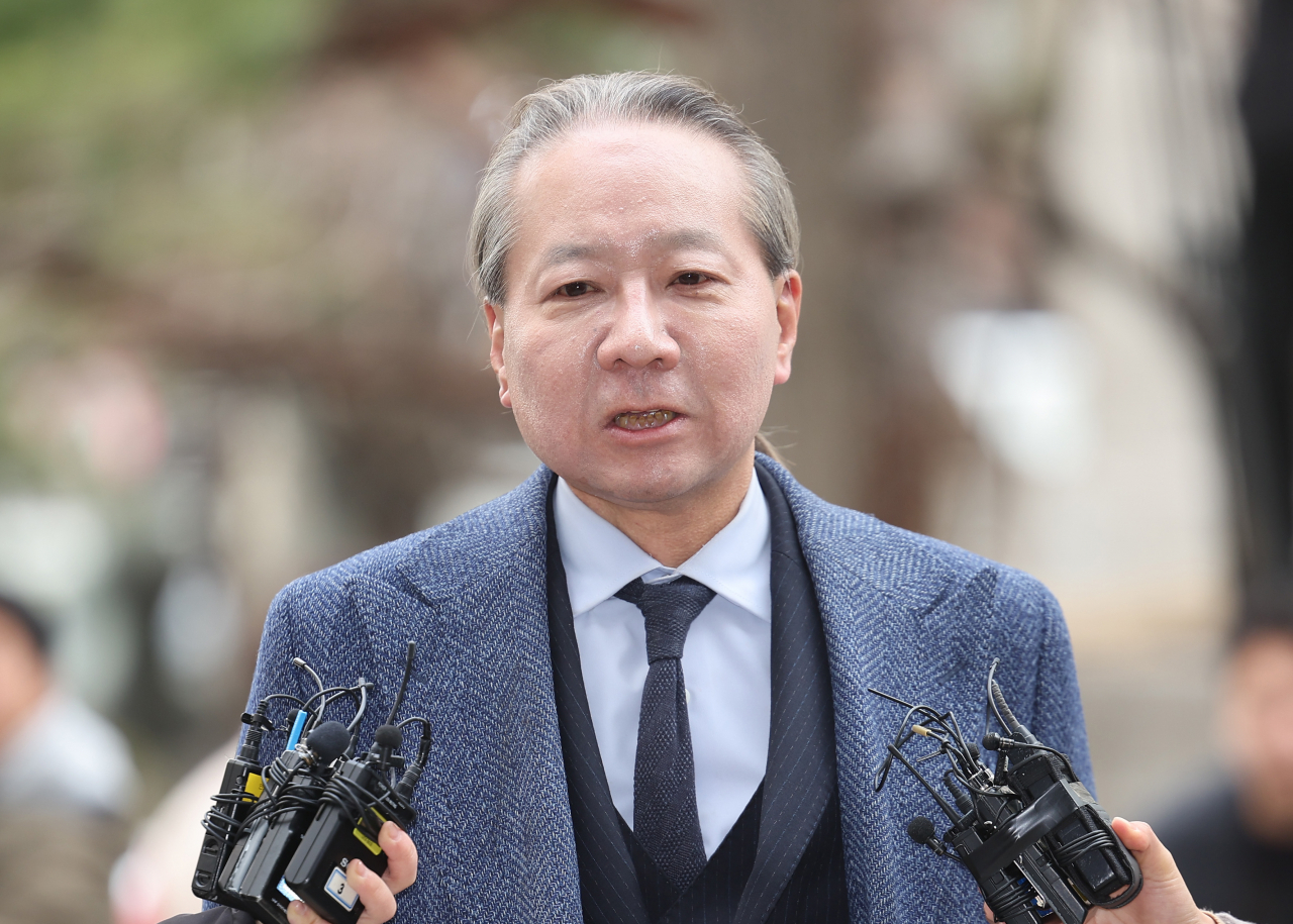 Joo Soo-ho, the public affairs chief of the Korea Medical Association, speaks to reporters ahead of his questioning by the Seoul Metropolitan Police Agency on Wednesday. (Yonhap)