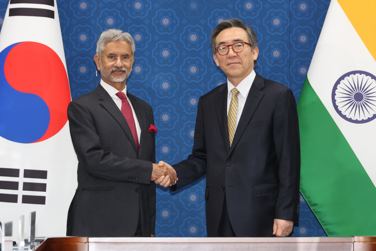 South Korean Foreign Minister Cho Tae-yul (right) and his Indian counterpart, Subrahmanyam Jaishankar, shake hands before the 10th South Korea-India Joint Commission Meeting at the Foreign Ministry in Seoul on Wednesday. (Yonhap)