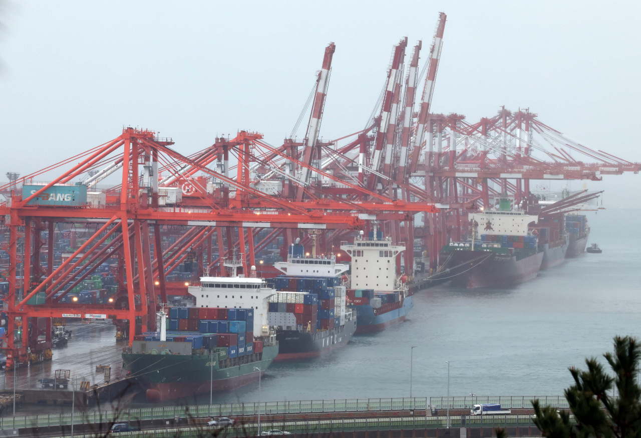 Vessels carrying containers are lined up at Sinseondae container terminal in Busan Port, Feb. 21. (Newsis)