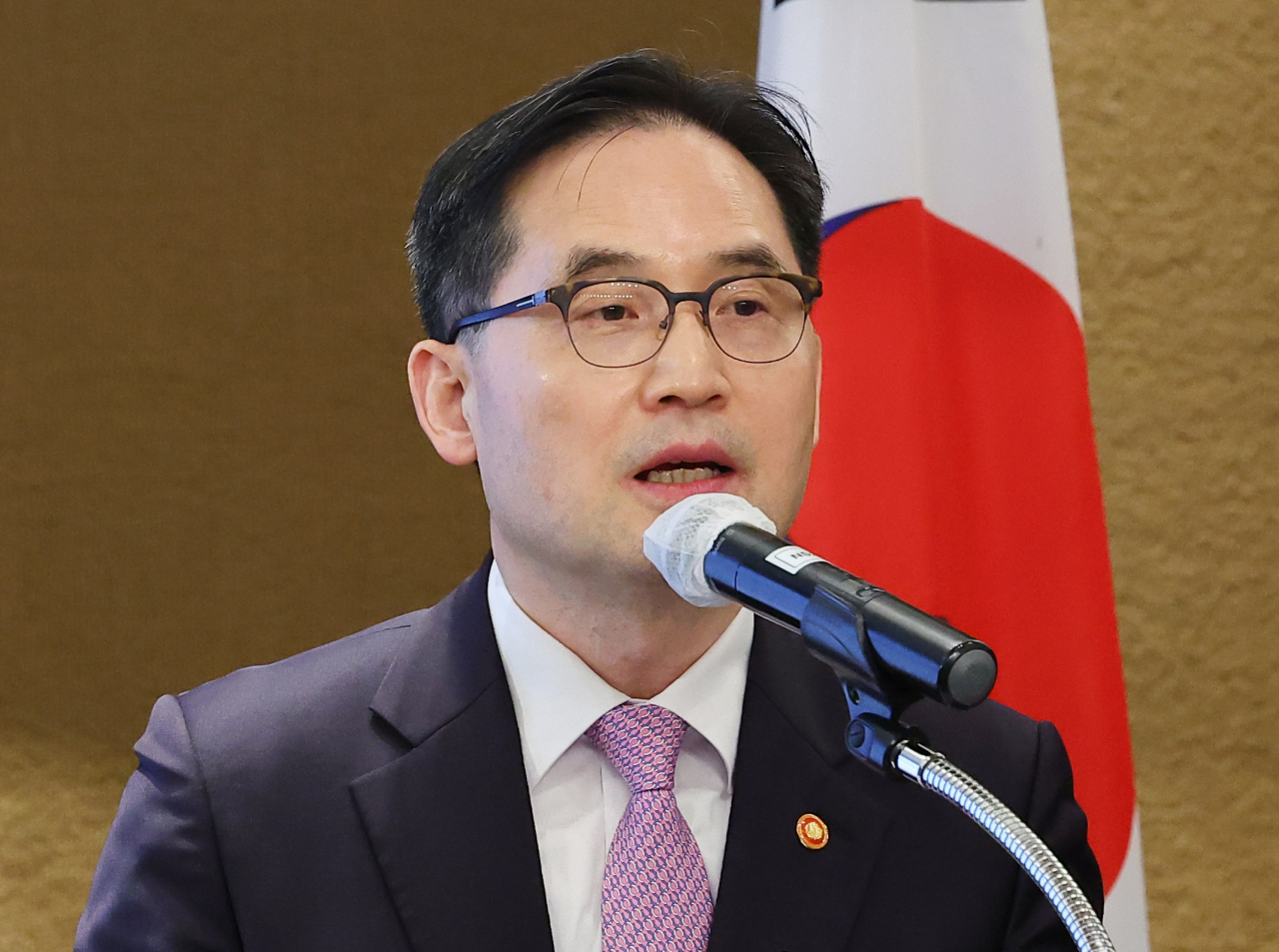 Fair Trade Commission Chair Han Ki-jeong speaks at a conference hosted by the American Chamber of Commerce in Seoul, Thursday. (Yonhap)